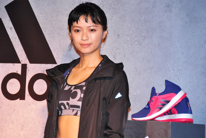 榮倉奈々、スポーツブラ＆タイツ姿で登場し鍛え上げたお腹まわりをチラリ！ 画像