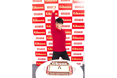 羽生結弦、特製チョコに「SPで120点」と大感激！ 浅田真央はコーチに初チョコ！ 画像