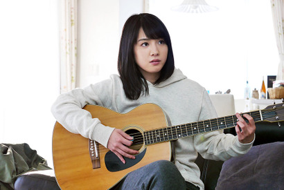 桜庭ななみ、「赤いスイートピー」の弾き語りを披露！「青春の名曲ストーリー」 画像