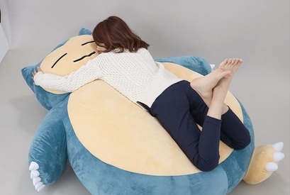 ポケモン「カビゴン」が約1.5mのクッションに！気持ち良すぎに要注意!? 画像