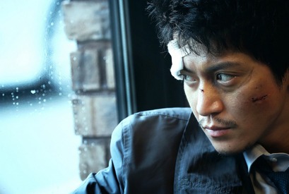 小栗旬、鋭い眼差しで見つめるその先には…　『ミュージアム』今秋公開へ 画像