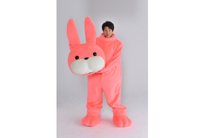 鈴木亮平、うさぎの着ぐるみを着た“死神”に！ 福士蒼汰主演「お迎えデス。」 画像