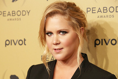 エイミー・シューマー、バーテンダーに11万円のチップ！ 画像