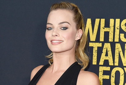 マーゴット・ロビー、ベットシーンで相手を殴る!? 画像