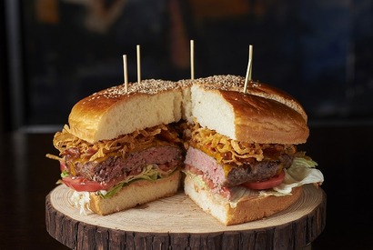 「オーク ドア」のモンスター級のグルメバーガーが今年も登場！「グランドハイアット東京」 画像