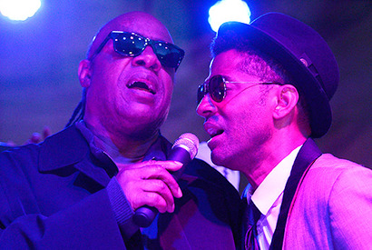 “プリンス”追悼コンサートでスティーヴィー・ワンダーらが熱唱 画像