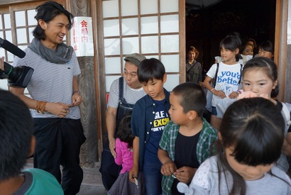 齊藤工・発案“移動映画館”に芸人・永野も登場！ 震災被害大きかった小学校を慰問 画像