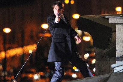 47歳トム・クルーズ、頭上120メートルで貫禄アクション！　次なる目的地は…？ 画像