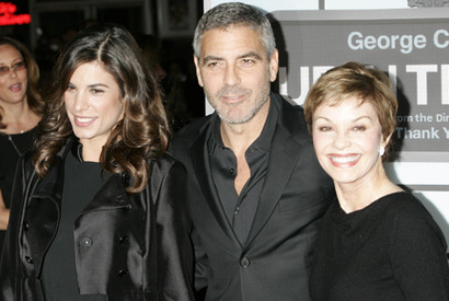 ジョージ・クルーニー、恋人と母親を連れて新作プレミアに出席 画像