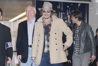 ジョニー・デップ到着！夜10時過ぎの成田で1,000人超の熱狂的ファンがお出迎え 画像