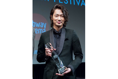 綾野剛、「ライジング・スター賞」授賞式で初NY！ 「感謝しかありません」 画像