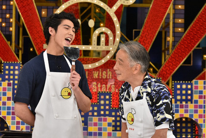 賀来賢人、十八番を熱唱しながらモダン焼きをつくる！「新チューボーですよ！」 画像