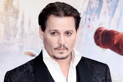ジョニー・デップ、アンバー・ハードのために入れたタトゥーの文字を「クズ」に変更 画像