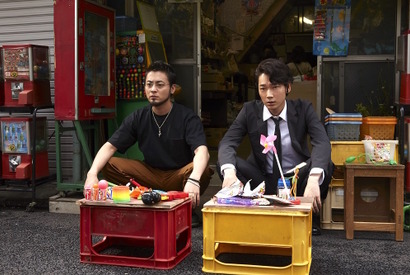 山田孝之＆綾野剛、駄菓子屋“仲良し”2ショット「闇金ウシジマくん Season3」直前解禁！ 画像