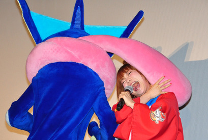 しょこたんの10年連続出演の祝福にポケモン総選挙1位のゲッコウガ来場！「ありがたや！」 画像