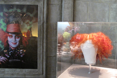 初日は約2,200人集客、100分待ちの大盛況　J・デップ着用の衣裳も！『アリス』世界展 画像