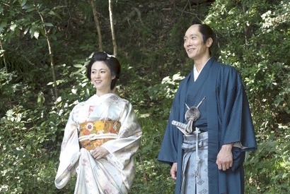 “殿”佐々木蔵之介もデレデレ！深キョンとの“夫婦”画像入手『超高速！参勤交代 リターンズ』 画像