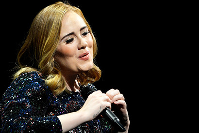 アデル、“唇にキス”のファンサービス!? 画像