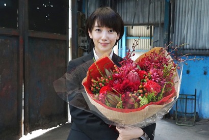 波瑠、「ON」クランクアップ！ 難役演じきり達成感のスマイル 画像