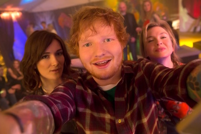 エド・シーラン、『ブリジット・ジョーンズ』にカメオ出演でセルフィー!? 画像