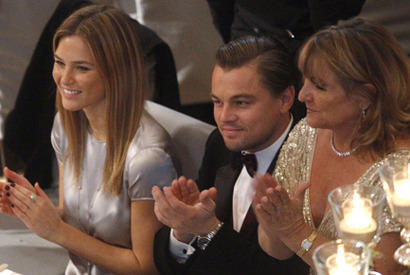 レオがバー・ラファエリ同伴で連日パーティに出席 彼女の左手薬指には気になる指輪が 画像