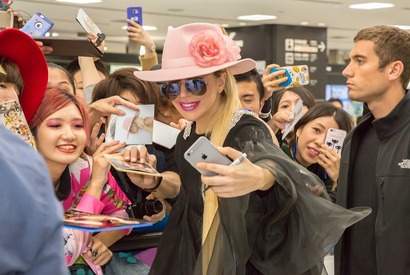 レディー・ガガ、2年2か月ぶりに来日！ LINE LIVEで独占生放送も 画像