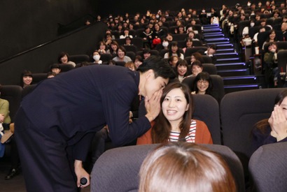 東出昌大、耳元で話す“神対応”に観客歓喜！ 『デスノートLNW』 画像