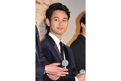 妻夫木聡、カエル男の覆面で前見えずお尻を強打！ スタッフに笑われ「殺意覚えた」 画像