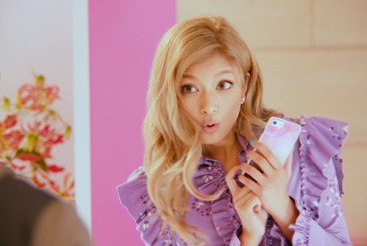 “ローラ節”＆“ローラ顔”全開で「いい感じっ！」 「ホットペッパービューティー」新CM 画像