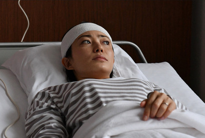 家族を奪われていく“亜紀”菅野美穂にさらなるピンチが…「砂の塔」第8話 画像