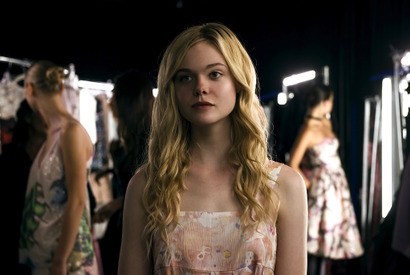 エル・ファニング、純真無垢な少女から“ビッチ”に変貌…『ネオン・デーモン』 画像