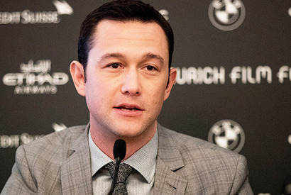 ジョセフ・ゴードン＝レヴィット、監視逃れるためカメラに絆創膏!? 画像