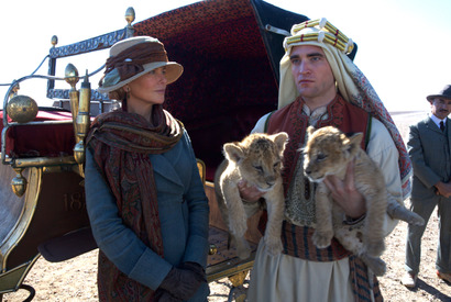 “アラビアのロレンス”ロバート・パティンソン、赤ちゃんライオン抱っこに萌えキュン!? 画像