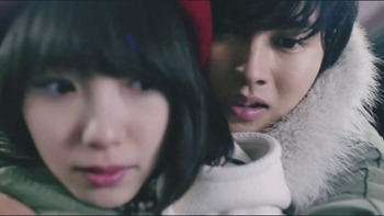 山崎賢人、飯豊まりえにバッグハグ！ 「お前が好きだ」 画像