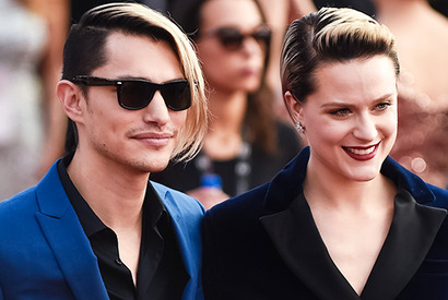 エヴァン・レイチェル・ウッド、音楽デュオのパートナーと婚約 画像