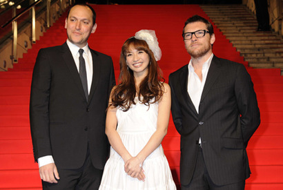 サム・ワーシントン、優木まおみのホメ言葉に2日連続で赤面 画像