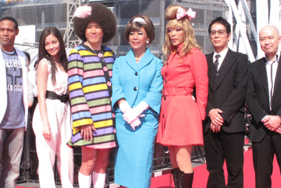 “ストロベリー”石橋貴明、メイサに抱きつき暴走　矢島美容室イベント 画像