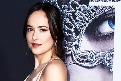 ダコタ・ジョンソン、『フィフティ・シェイズ・ダーカー』で母に向けたシーンがあると明かす 画像