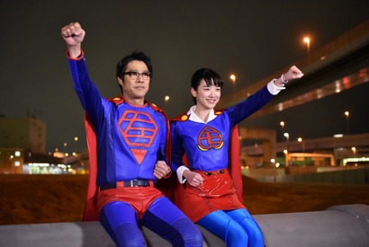 間宮祥太朗＆永野芽郁がスーパースーツで登場！ 「左江内氏」ゲスト一挙発表 画像