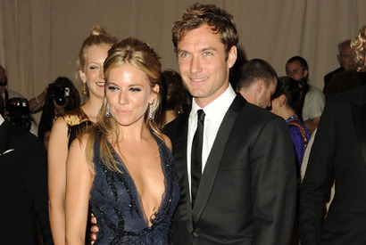 ジュード・ロウ＆シエナ・ミラーがガラ・イベントに復縁ツーショットで登場 画像