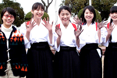 成海璃子　大筆20キロを持ち駆け回る大熱演　『書道ガールズ!!』 画像