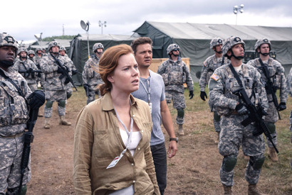 【特別映像】エイミー・アダムスぼう然！“謎の飛行体”が動き出す…『メッセージ』 画像