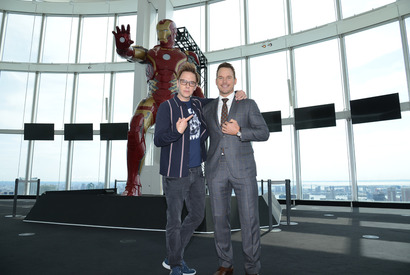 クリス・プラット、マーベル展を訪問！ 巨大アイアンマンに大興奮 画像