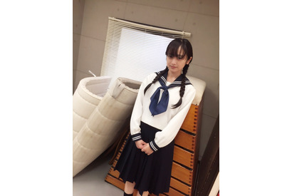 安達祐実、セーラー服姿を披露「35歳にもなってやばくない？」 画像