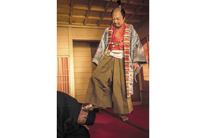 猿之助の“秀吉”、金の足袋で“利休”佐藤浩市の頭を…！『花戦さ』 画像