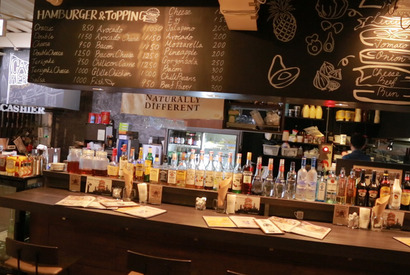 ふわふわバンズと牛100%の粗挽きパティ！ 「RICH GARDEN」の“ご褒美ハンバーガー” 画像