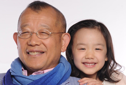 おじいちゃんと孫？　鶴瓶＆天才子役が『怪盗グルーの月泥棒 3D』吹き替えを担当 画像