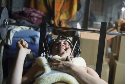 【特別映像】マイルズ・テラー、頭の装置に耐えながらトレーニング！ 『ビニー／信じる男』 画像