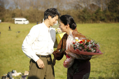 向井理＆尾野真千子、深い絆感じるメイキング写真公開『いつまた、君と』 画像