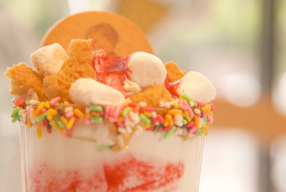 スヌーピーと仲間たちが限定メニューに 「スヌーピーミュージアム」開館1周年記念プレート＆スイーツ 画像